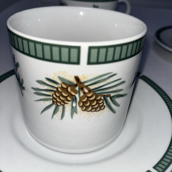 SET OF 4 Fairfield Fine China WINTERGREEN Cups and Saucers. Christmas Holiday - Picture 9 of 11